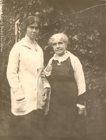 Hilda Belcher (L) and Martha Wood Belcher (R)